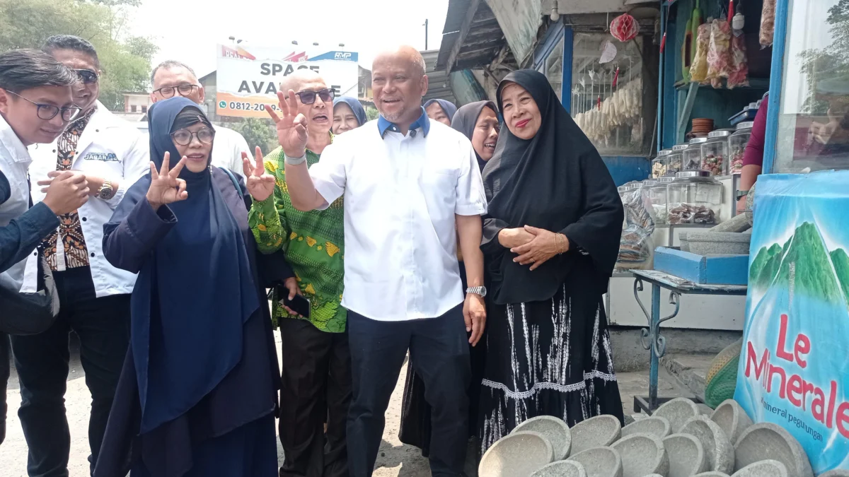 Cawagub Jabar nomor urut 3, Ilham Akbar Habibie saat menyambangi kawasan sentra pengrajin batu alam, kayu, dan kuliner di Pamucatan, Kecamatan Cipatat, Bandung Barat. Jumat (11/10). Dok Jabar Ekspres