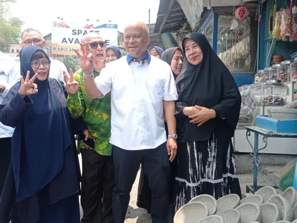 Cawagub Jabar nomor urut 3, Ilham Akbar Habibie saat menyambangi kawasan sentra pengrajin batu alam, kayu, dan kuliner di Pamucatan, Kecamatan Cipatat, Bandung Barat. Jumat (11/10). Dok Jabar Ekspres