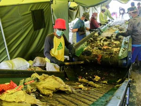 Para petugas saat memilah sampah di Tempat Pembuangan Sementara (TPS) Gedebage, Kota Bandung, beberapa waktu yang lalu.