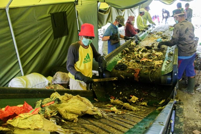 Para petugas saat memilah sampah di Tempat Pembuangan Sementara (TPS) Gedebage, Kota Bandung, beberapa waktu yang lalu.