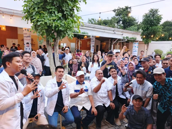 Calon Gubernur Jawa Barat Nomor Urut 3, Ahmad Syaikhu dan Calon Wali Kota Bogor Nomor Urut 2, Atang Trisnanto saat berdiskusi bersama ratusan anak muda Kota Bogor, Jumat (11/10). (Yudha Prananda / Jabar Ekspres)