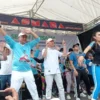 Rudy Susmanto mengikut senam zumba bareng ribuan emak-emak di Wisata Goa Lalay, Desa Klapanunggal, Kabupaten Bogor, Sabtu (12/10).