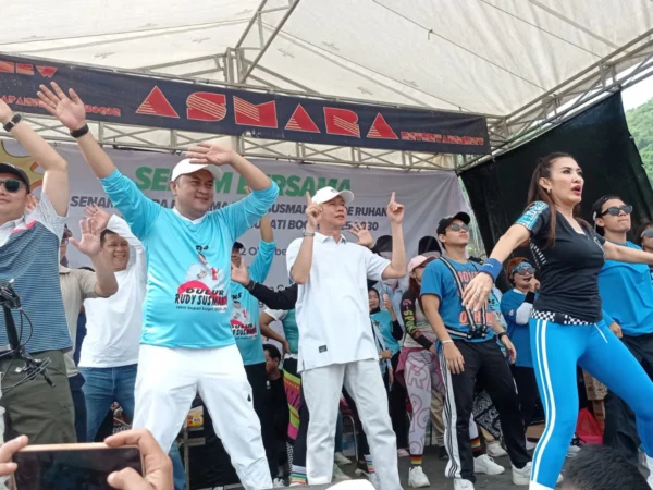 Rudy Susmanto mengikut senam zumba bareng ribuan emak-emak di Wisata Goa Lalay, Desa Klapanunggal, Kabupaten Bogor, Sabtu (12/10).