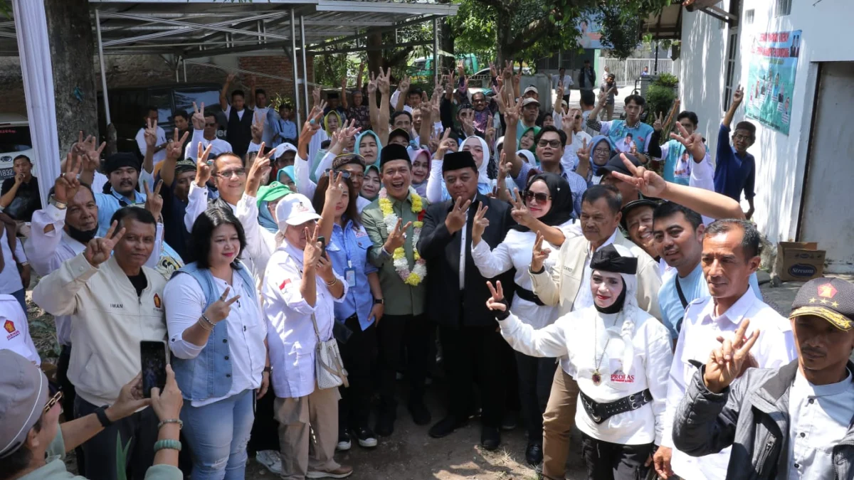 Puluhan Ribu Relawan Prabowo Subianto dukung pasangan calon bupati dan wakil bupati bandung Dadang-Alie Syakieb