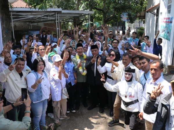 Puluhan Ribu Relawan Prabowo Subianto dukung pasangan calon bupati dan wakil bupati bandung Dadang-Alie Syakieb