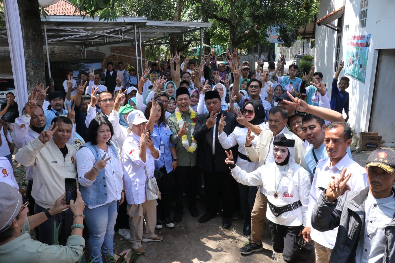 Puluhan Ribu Relawan Prabowo Subianto dukung pasangan calon bupati dan wakil bupati bandung Dadang-Alie Syakieb