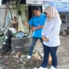 Direktur Perumdam Tirta Anom Banjar E Fitrah Nurkamilah mengecek saluran pipa air yang bocor dan sedang diperbaiki bagian tekhnisi, belum lama ini. (Cecep Herdi/Jabar Ekspres)