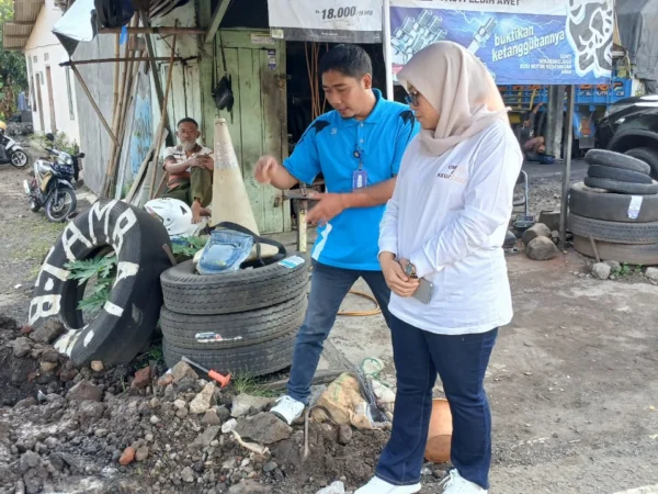 Direktur Perumdam Tirta Anom Banjar E Fitrah Nurkamilah mengecek saluran pipa air yang bocor dan sedang diperbaiki bagian tekhnisi, belum lama ini. (Cecep Herdi/Jabar Ekspres)