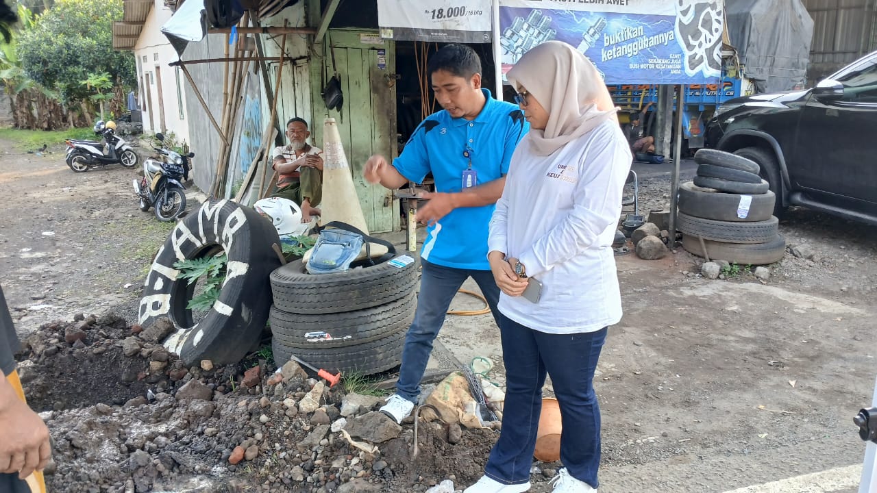 Direktur Perumdam Tirta Anom Banjar E Fitrah Nurkamilah mengecek saluran pipa air yang bocor dan sedang diperbaiki bagian tekhnisi, belum lama ini. (Cecep Herdi/Jabar Ekspres)