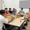 Calon Wali Kota Bogor Nomor Urut 1, Sendi Ferdiansyah (Kemeja Putih) saat beraudiensi dengan Pokja 24 Keuskupan Bogor. (Yudha Prananda / Jabar Ekspres)