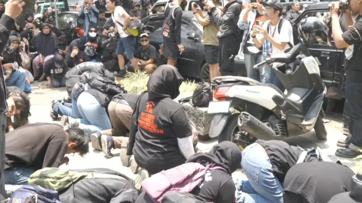 Warga Dago Elos melakukan sujud syukur bersama seusai Muller Cs divonis hukuman penjara oleh majelis hakim, di depan PN Bandung, Senin (14/10).