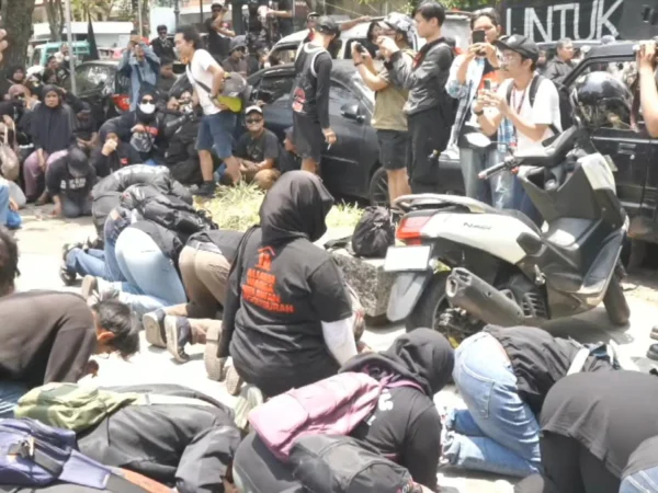 Warga Dago Elos melakukan sujud syukur bersama seusai Muller Cs divonis hukuman penjara oleh majelis hakim, di depan PN Bandung, Senin (14/10).