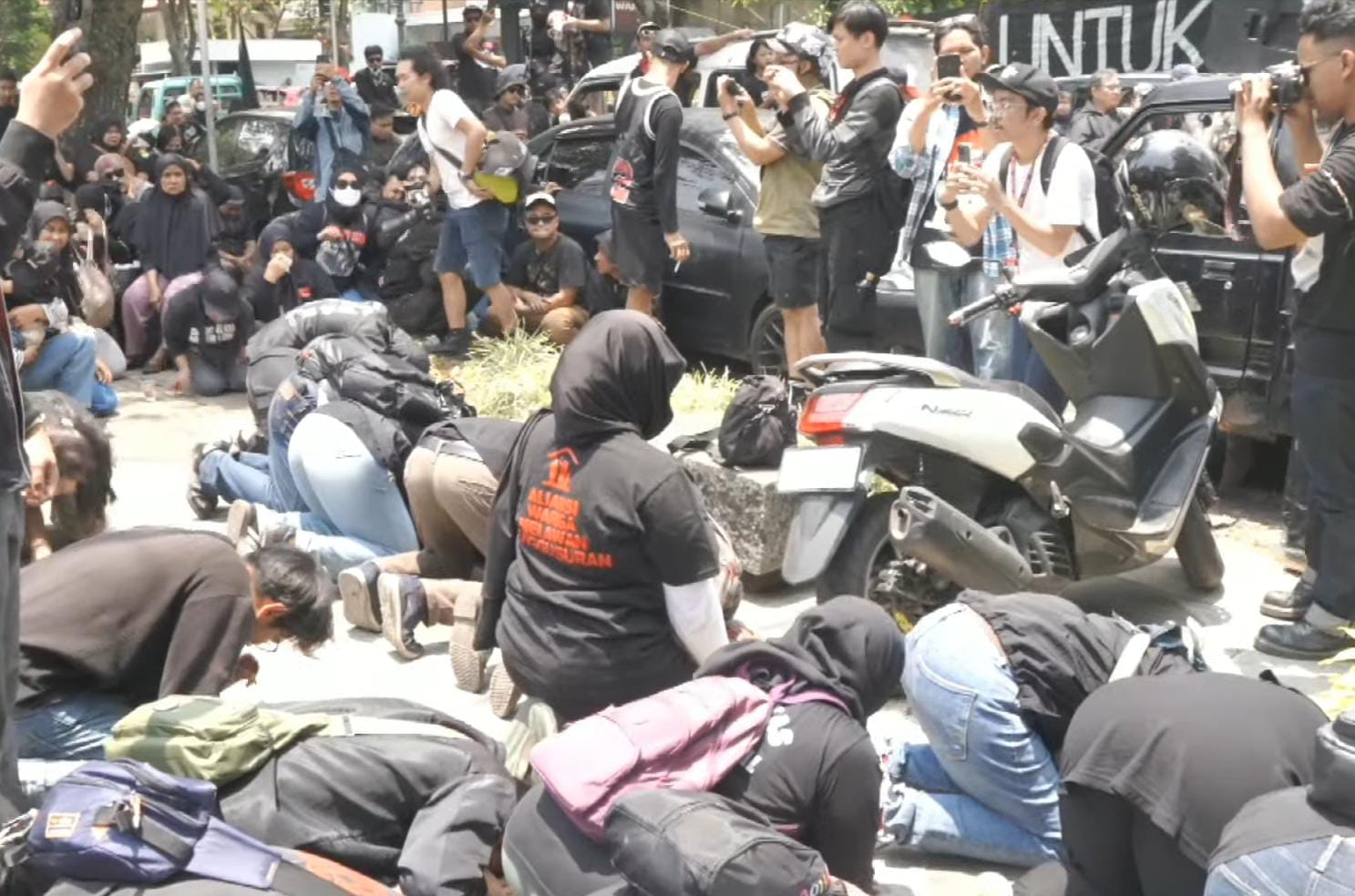 Warga Dago Elos melakukan sujud syukur bersama seusai Muller Cs divonis hukuman penjara oleh majelis hakim, di depan PN Bandung, Senin (14/10).