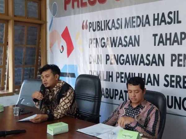 Ketua Bawaslu Bandung Barat, Riza Nasrul Falah (kiri). Dok Bawaslu KBB