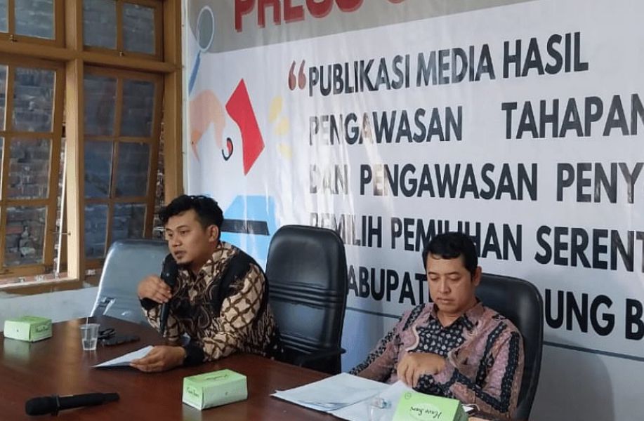 Ketua Bawaslu Bandung Barat, Riza Nasrul Falah (kiri). Dok Bawaslu KBB