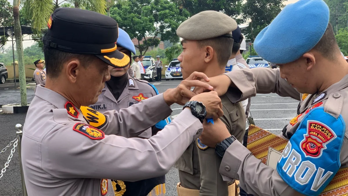 Wakapolres Banjar Kompol Dani Prasetya menyematkan pita tanda dimulainya Operasi Zebra Lodaya di Mapolres Banjar, Senin 14 Oktober 2024. (Cecep Herdi/Jabar Ekspres)