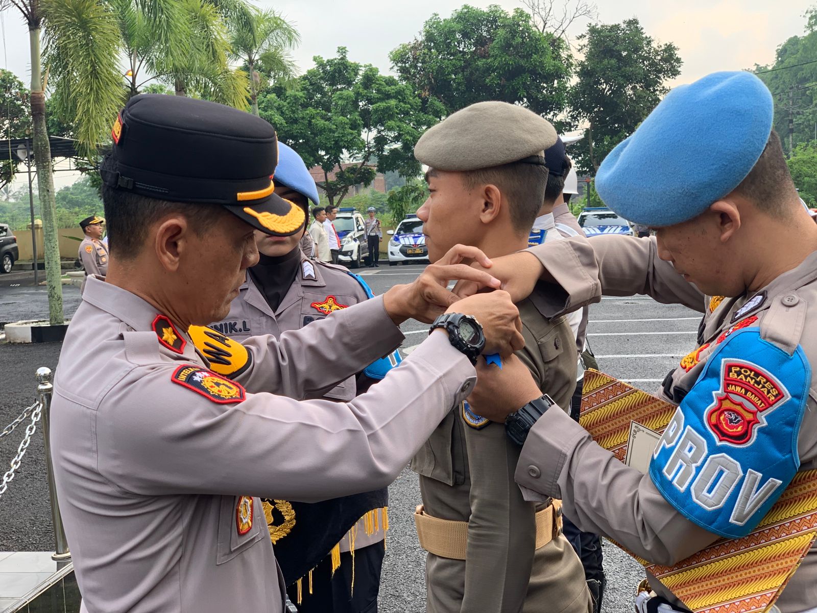 Wakapolres Banjar Kompol Dani Prasetya menyematkan pita tanda dimulainya Operasi Zebra Lodaya di Mapolres Banjar, Senin 14 Oktober 2024. (Cecep Herdi/Jabar Ekspres)