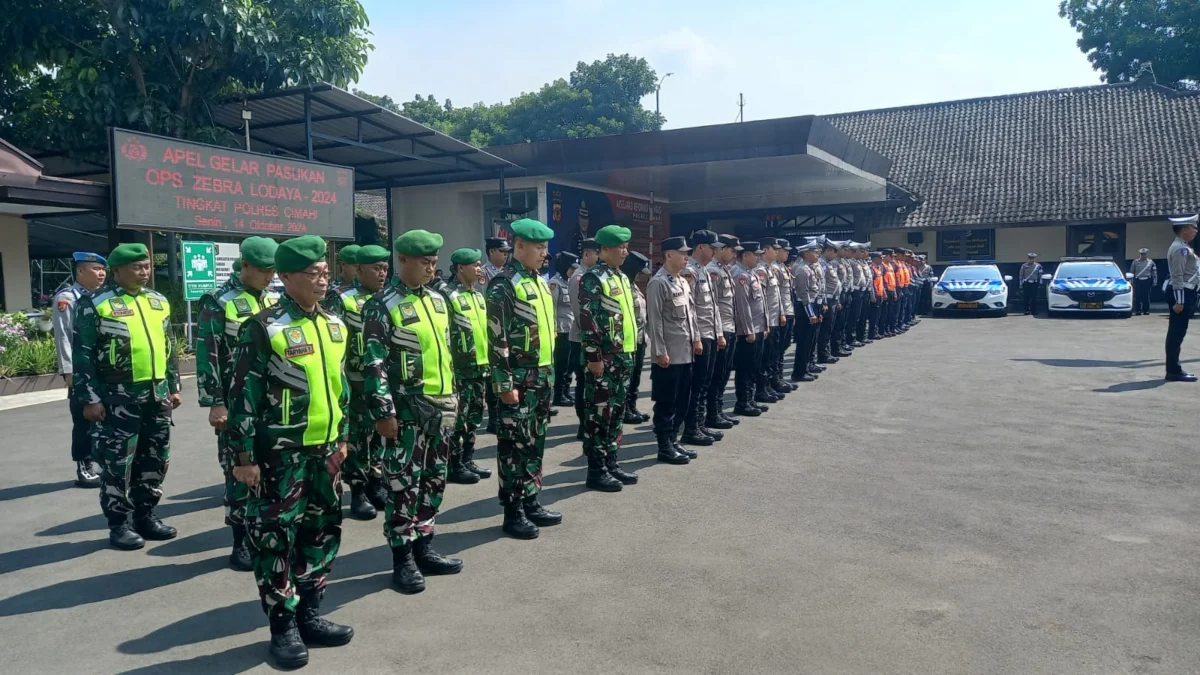 Personil Gabungan saat Apel Gelar Pasukan Operasi Zebra Lodaya 2024 di Lapangan Polres Cimahi (mong)