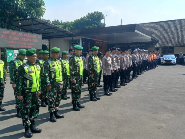 Personil Gabungan saat Apel Gelar Pasukan Operasi Zebra Lodaya 2024 di Lapangan Polres Cimahi (mong)