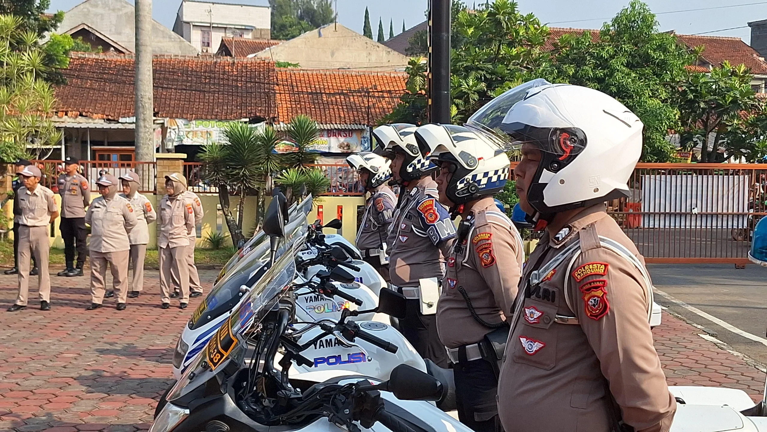 Kepolisian Resor Kota (Polresta) Bandung menggelar apel pasukan sebagai tanda dimulainya Operasi Zebra, yang akan berlangsung mulai 14 hingga 27 Oktober 2024. Foto Agi