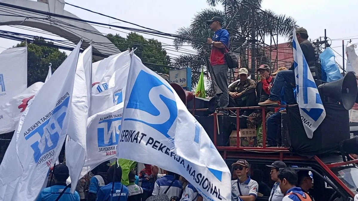 Ribuan buruh menggelar aksi unjuk rasa di depan kantor DPRD Bandung Barat. Senin (14/10). Dok Jabar Ekspres