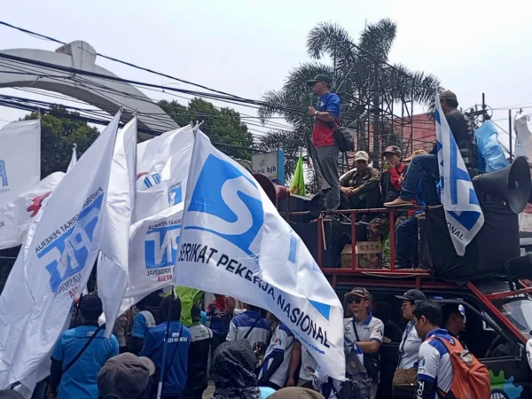 Ribuan buruh menggelar aksi unjuk rasa di depan kantor DPRD Bandung Barat. Senin (14/10). Dok Jabar Ekspres