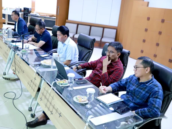 Pjs Bupati Bandung Dikky Achmad Sidik saat menggelar rapat bersama OPD terkait pengelolaan sampah. Foto Istimewa