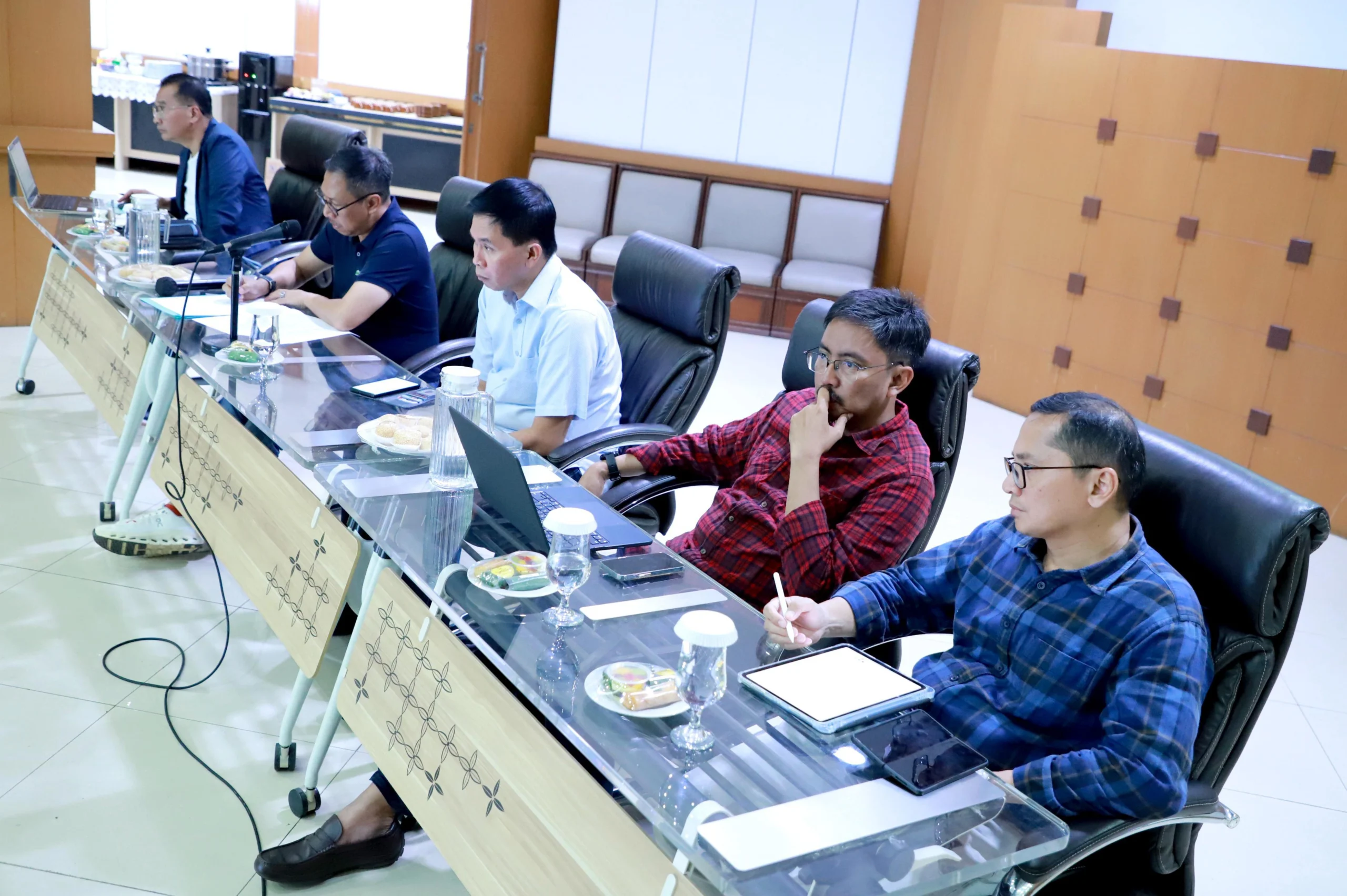 Pjs Bupati Bandung Dikky Achmad Sidik saat menggelar rapat bersama OPD terkait pengelolaan sampah. Foto Istimewa