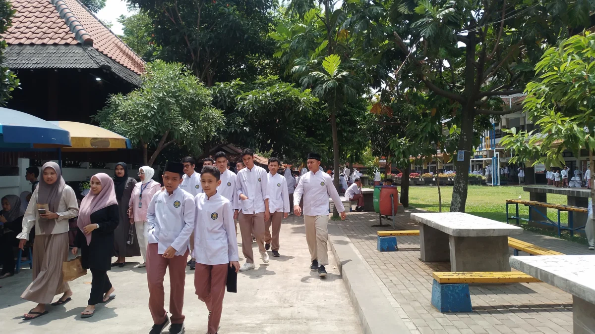 Sejumlah siswa SMP-SMA Yayasan Pendidikan Al Masoem yang berlokasi di wilayah Kecamatan Jatinangor, Kabupaten Sumedag tengah beraktivitas di jam istirahat sekolah. (Yanuar/Jabar Ekspres)