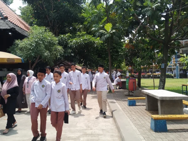 Sejumlah siswa SMP-SMA Yayasan Pendidikan Al Masoem yang berlokasi di wilayah Kecamatan Jatinangor, Kabupaten Sumedag tengah beraktivitas di jam istirahat sekolah. (Yanuar/Jabar Ekspres)