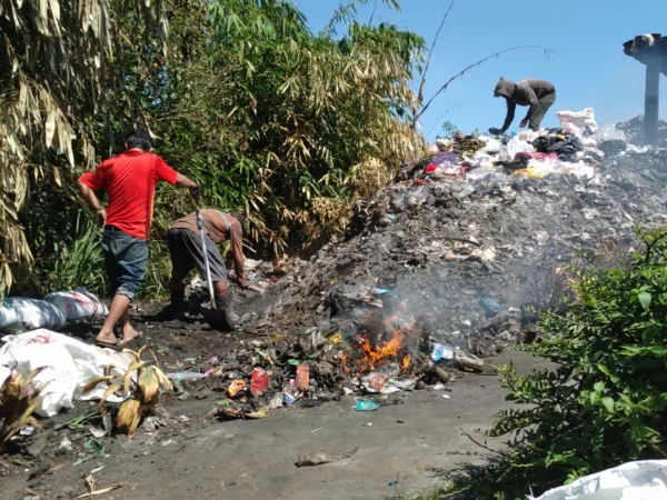 Warga RW02 Desa Cileunyi Wetan, Kecamatan Cileunyi, Kabupaten Bandung saat gotong-royong mengelola sampah mandiri di area lahan kosong dekat pemakaman. (Jabar Ekspres)