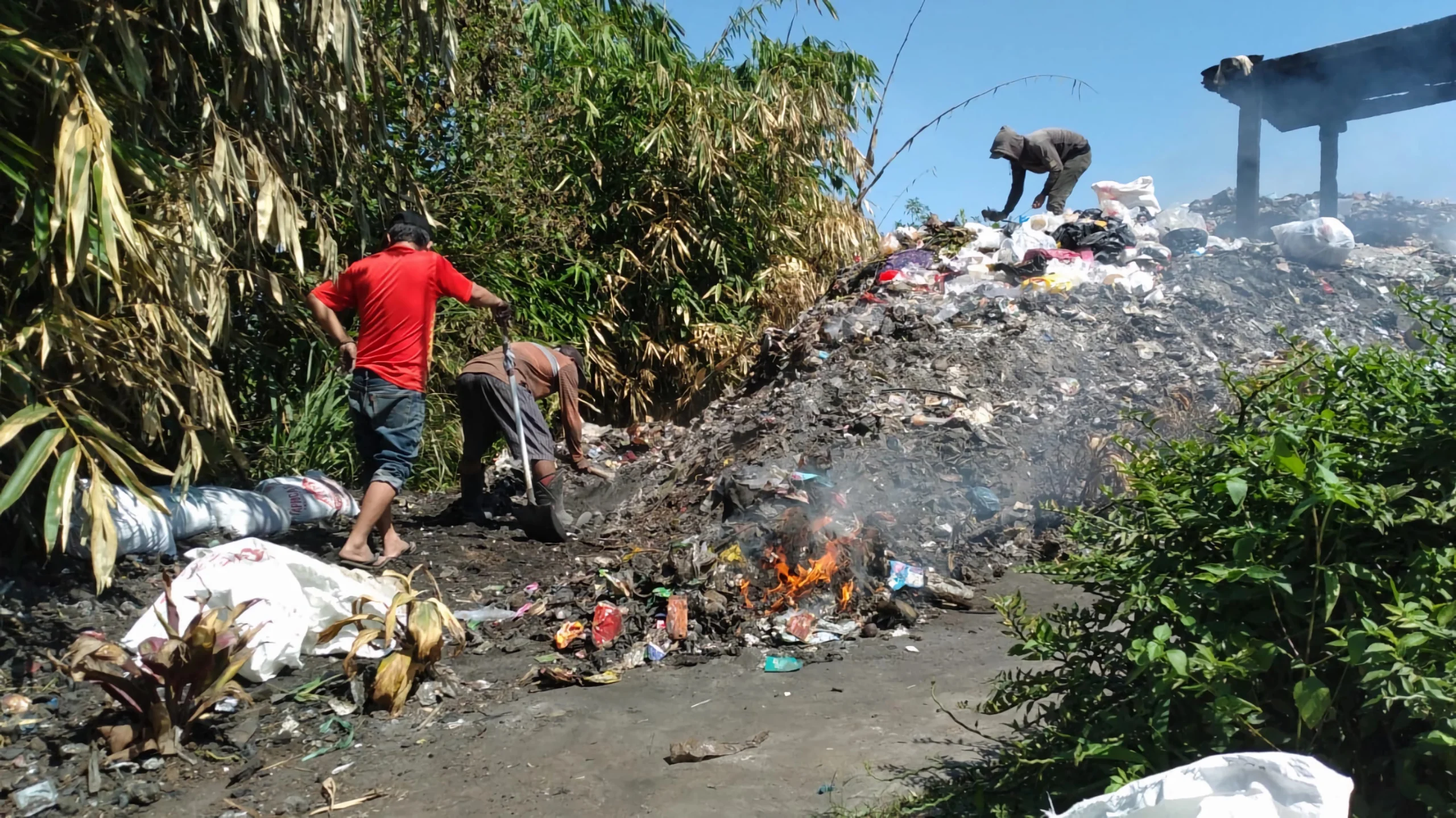 Warga RW02 Desa Cileunyi Wetan, Kecamatan Cileunyi, Kabupaten Bandung saat gotong-royong mengelola sampah mandiri di area lahan kosong dekat pemakaman. (Jabar Ekspres)