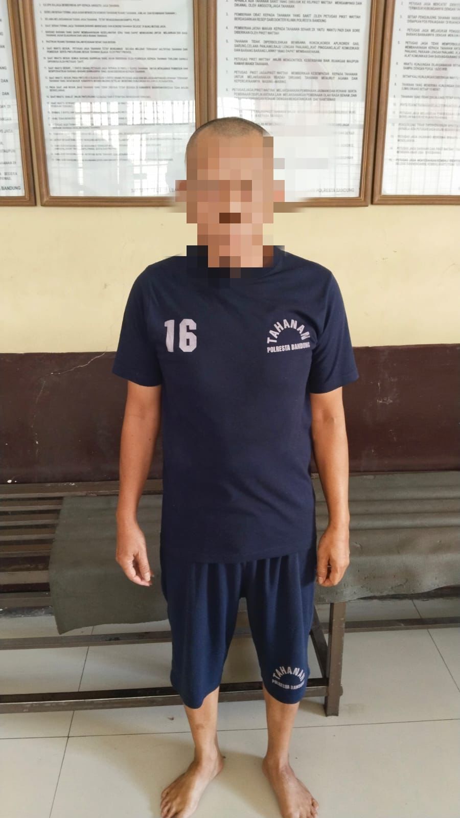 Oknum guru cabul berinisial K (54) saat dimintai keterangan oleh petugas kepolisian. Foto Istimewa