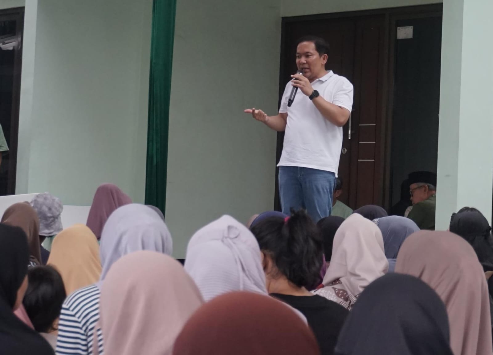 Calon Wali Kota Bogor nomor urut lima, Dokter Reyendra alias Raendi Rayendra saat Ngariung Sehat dengan warga Bubulak, Kecamatan Bogor Barat. (Foto: Istimewa)