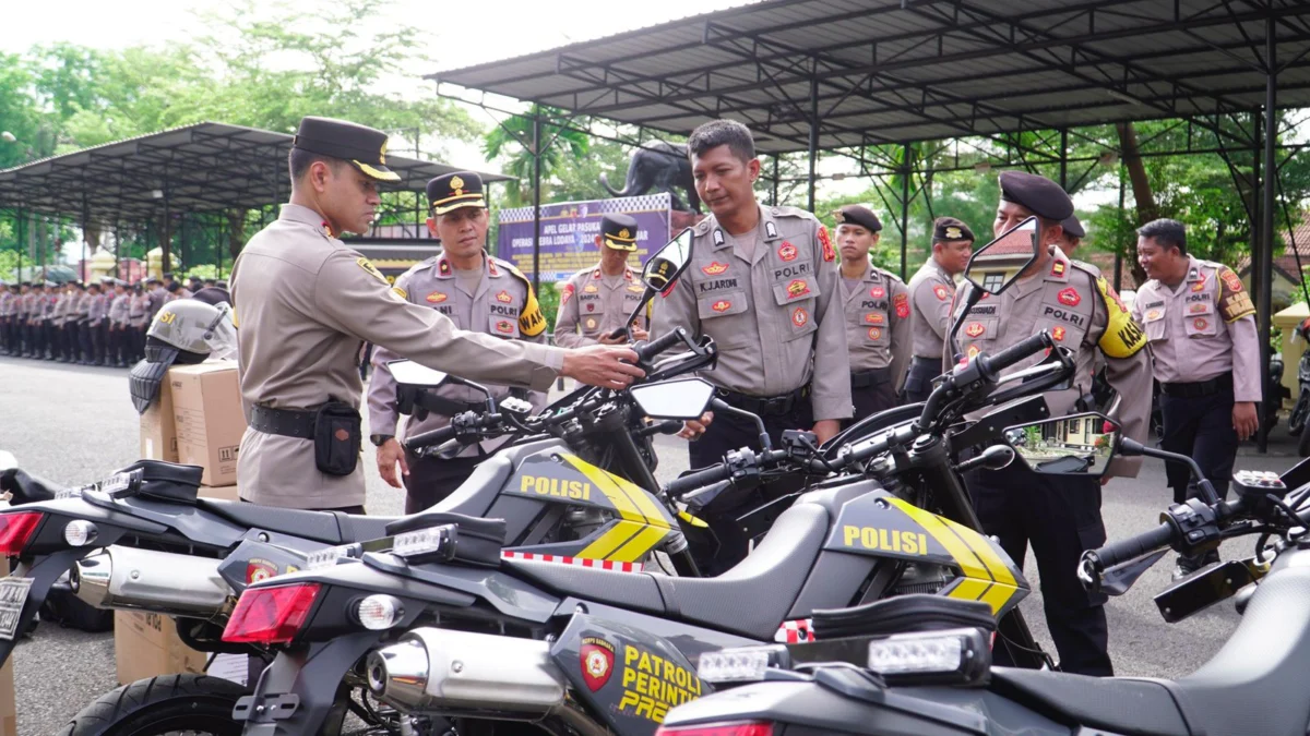 Kapolres Banjar AKBP Danny Yulianto mengecek peralatan yang diberikan Polda Jabar untuk pengamana Pilkada setentak tahun 2024, di Mapolres Banjar, Selasa 15 Oktober 2024. (Cecep Herdi/Jabar Ekspres)