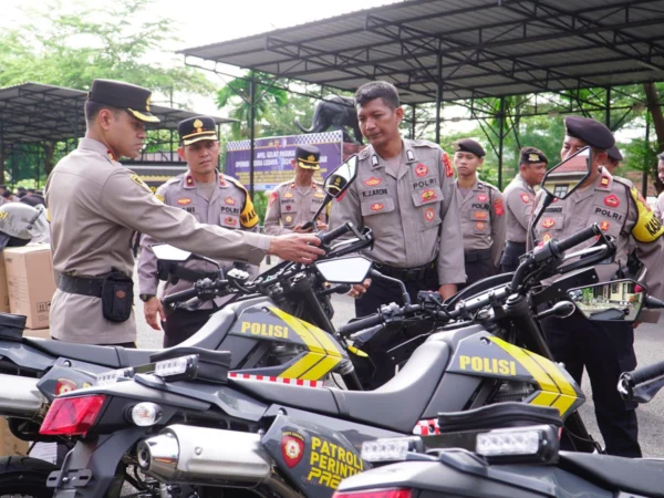 Kapolres Banjar AKBP Danny Yulianto mengecek peralatan yang diberikan Polda Jabar untuk pengamana Pilkada setentak tahun 2024, di Mapolres Banjar, Selasa 15 Oktober 2024. (Cecep Herdi/Jabar Ekspres)