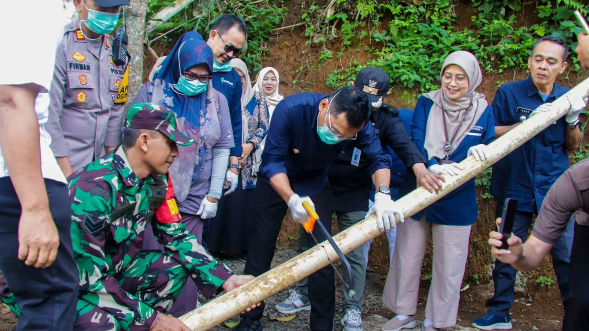 Pj Wali Kota Bogor, Hery Antasari bersama jajaran saat memotong paralon dalam program Kanton Lober. (Foto: Diskominfo Kota Bogor)