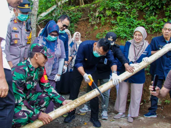 Pj Wali Kota Bogor, Hery Antasari bersama jajaran saat memotong paralon dalam program Kanton Lober. (Foto: Diskominfo Kota Bogor)