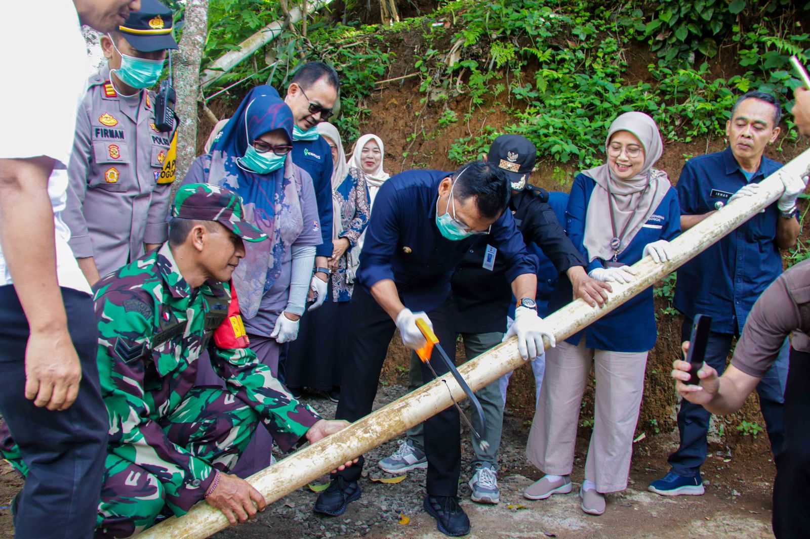 Pj Wali Kota Bogor, Hery Antasari bersama jajaran saat memotong paralon dalam program Kanton Lober. (Foto: Diskominfo Kota Bogor)