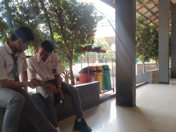 Dua orang peserta didik di SMAN 1 Cicalengka, Kabupaten Bandung tengah berdiskusi di koridor sekolah. (Yanuar/Jabar Ekspres)