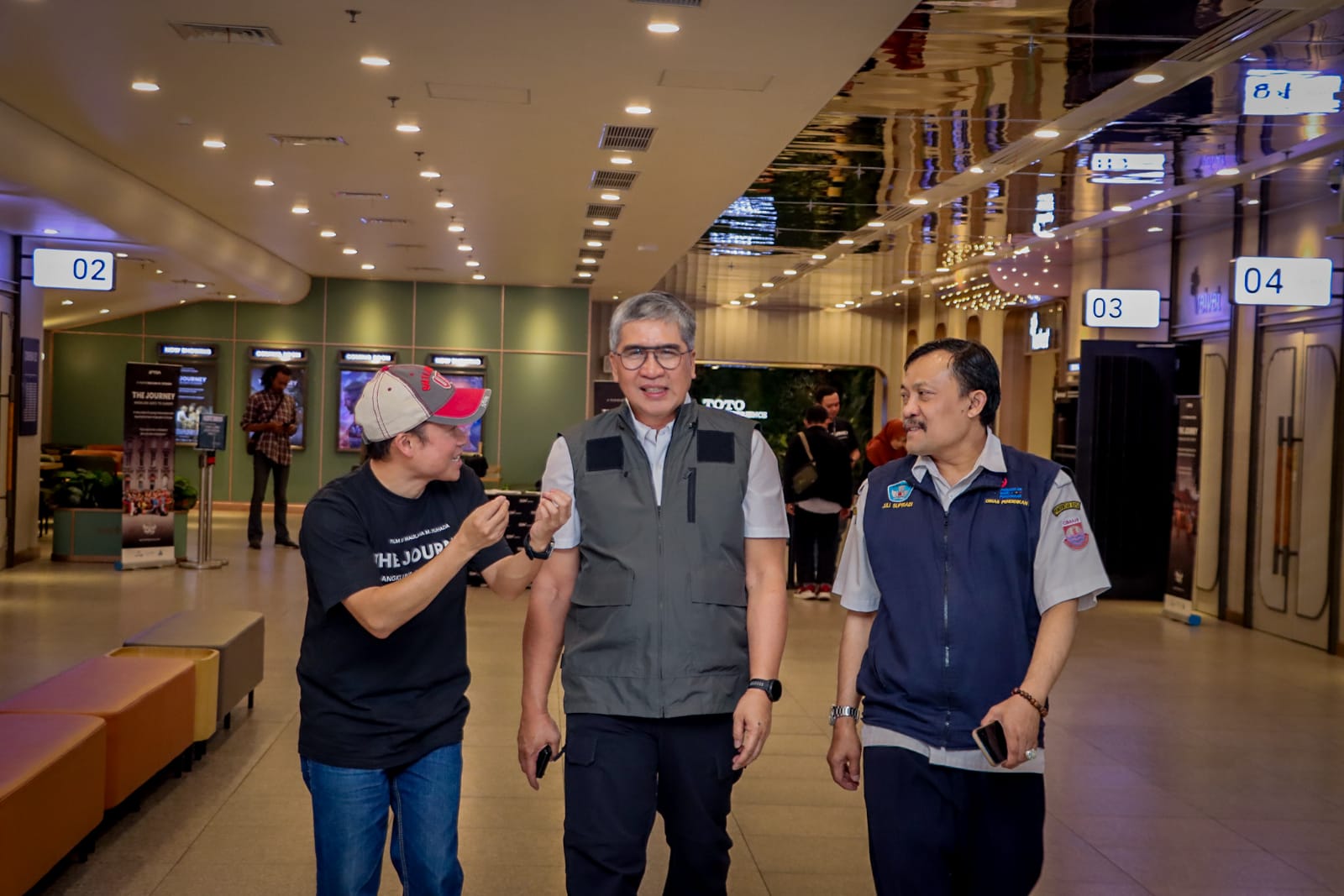 Pj Wali Kota Cimahi, Dicky Saromi saat Memasuki CGV Paris Van Java, Bersama Sutradara sekaligus Produser Film The Journey: Angklung Goes to Europe (Mong / Jabar Ekspres)