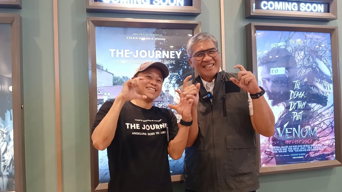 Pj Wali Kota Cimahi, Dicky Saromi bersama Produser, Sutradara Sekaligus Editor Film Dokumenter The Journey Angklung Goes to Europe, Maulana M. Syuhada (MONG)