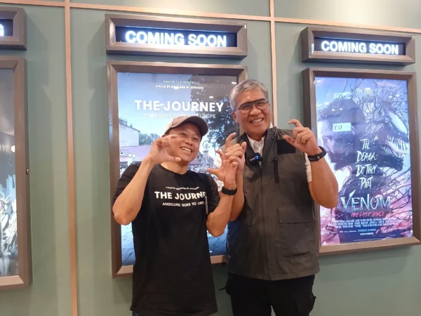 Pj Wali Kota Cimahi, Dicky Saromi bersama Produser, Sutradara Sekaligus Editor Film Dokumenter The Journey Angklung Goes to Europe, Maulana M. Syuhada (MONG)