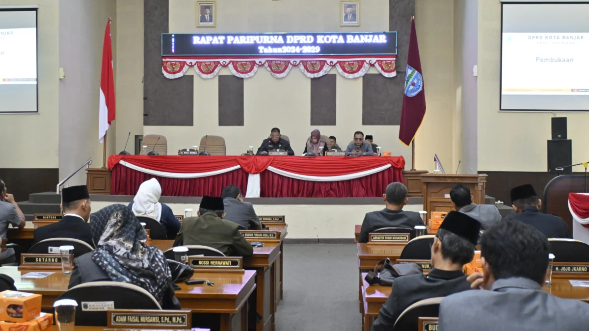 Rapat paripurna pembentukan Alat Kelengkapan DPRD (AKD) dan pembentukan fraksi serta komisi di DPRD Banjar. Fraksi PDI Perjuangan gigit jari, tak mendapat jatah AKD. (foto Istimewa)