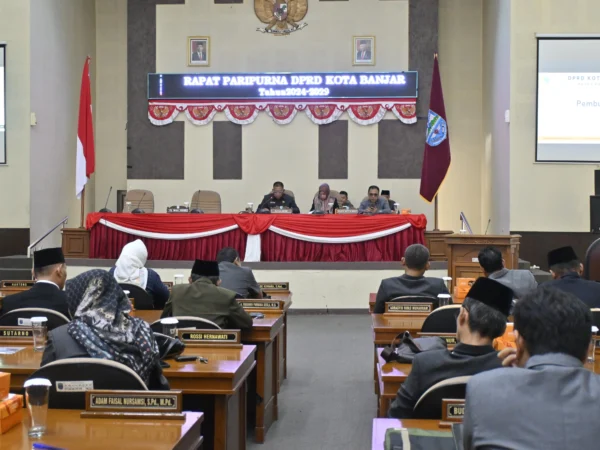 Rapat paripurna pembentukan Alat Kelengkapan DPRD (AKD) dan pembentukan fraksi serta komisi di DPRD Banjar. Fraksi PDI Perjuangan gigit jari, tak mendapat jatah AKD. (foto Istimewa)