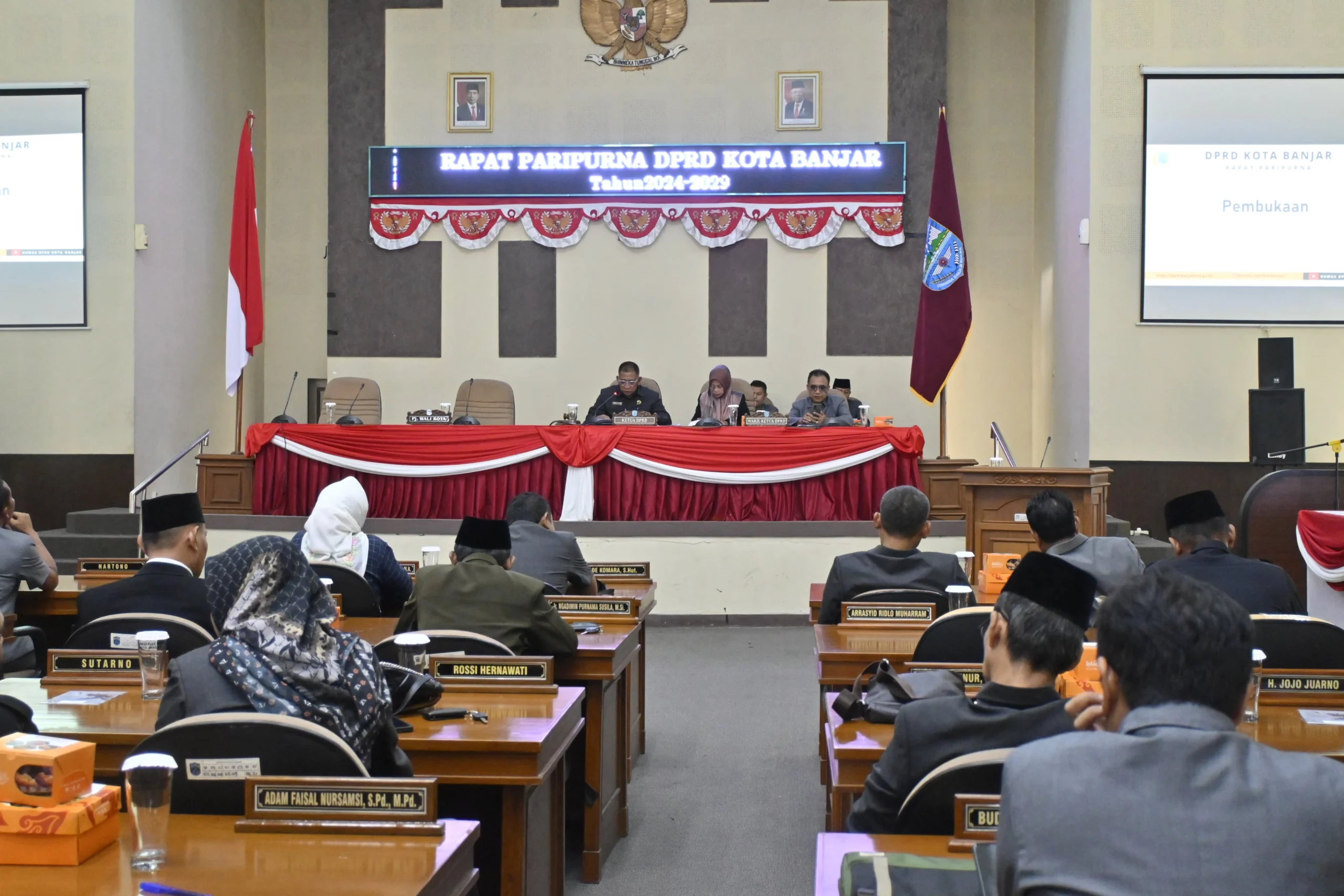 Rapat paripurna pembentukan Alat Kelengkapan DPRD (AKD) dan pembentukan fraksi serta komisi di DPRD Banjar. Fraksi PDI Perjuangan gigit jari, tak mendapat jatah AKD. (foto Istimewa)