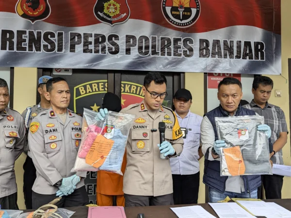 Kapolres Banjar AKBP Danny Yulianto menujukkan barang bukti pakaian milik korban asusila saat konferensi pers di Mapolres Banjar, Kamis 17 Oktober 2024. (Cecep Herdi/Jabar Ekspres)