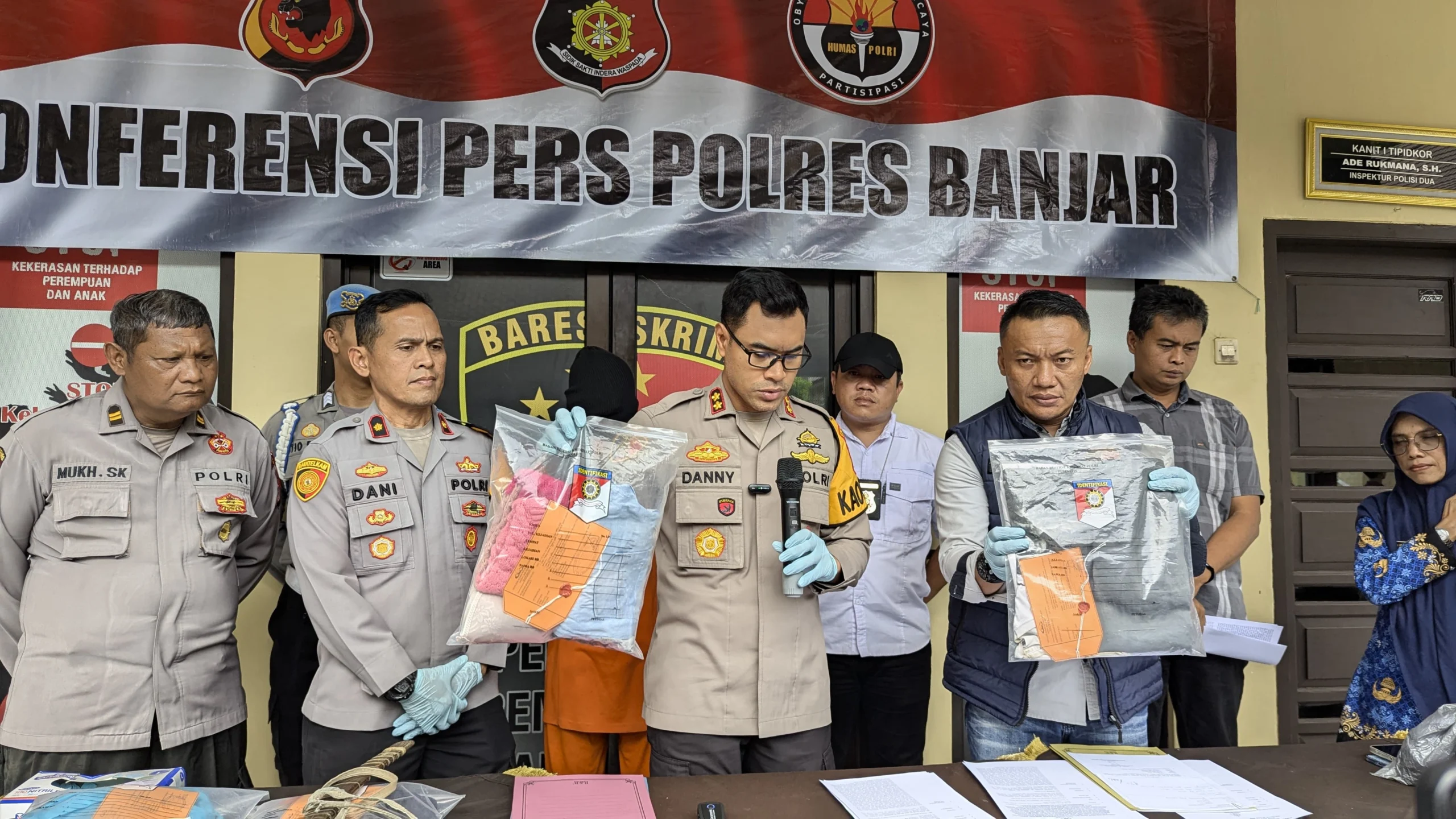 Kapolres Banjar AKBP Danny Yulianto menujukkan barang bukti pakaian milik korban asusila saat konferensi pers di Mapolres Banjar, Kamis 17 Oktober 2024. (Cecep Herdi/Jabar Ekspres)