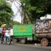 Kondisi penumpukan sampah tempat pembuangan sementara (TPS). Motor pengangkut sampah tampak berjejer di kawasan TPS Panyileukan, Kota Bandung.