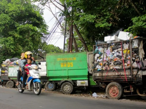 Kondisi penumpukan sampah tempat pembuangan sementara (TPS). Motor pengangkut sampah tampak berjejer di kawasan TPS Panyileukan, Kota Bandung.